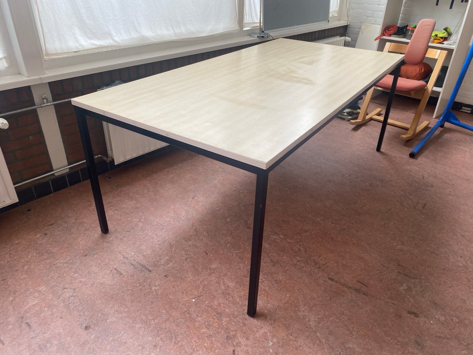 Ruime schooltafel met metalen onderstel, Gebruikt, Vier personen, Rechthoekig, 50 tot 100 cm