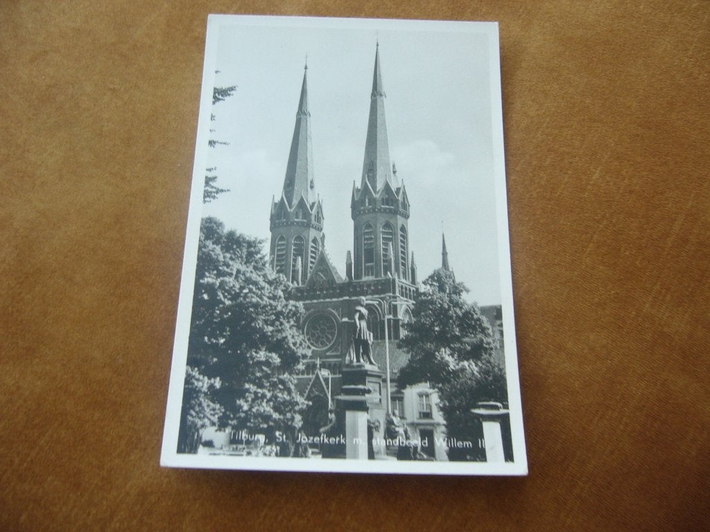 TILBURG  =  ST. JOZEFKERK MET STANDBEELD WILLEM II, Verzamelen, Ophalen of Verzenden, 1940 tot 1960, Gelopen, Noord-Brabant