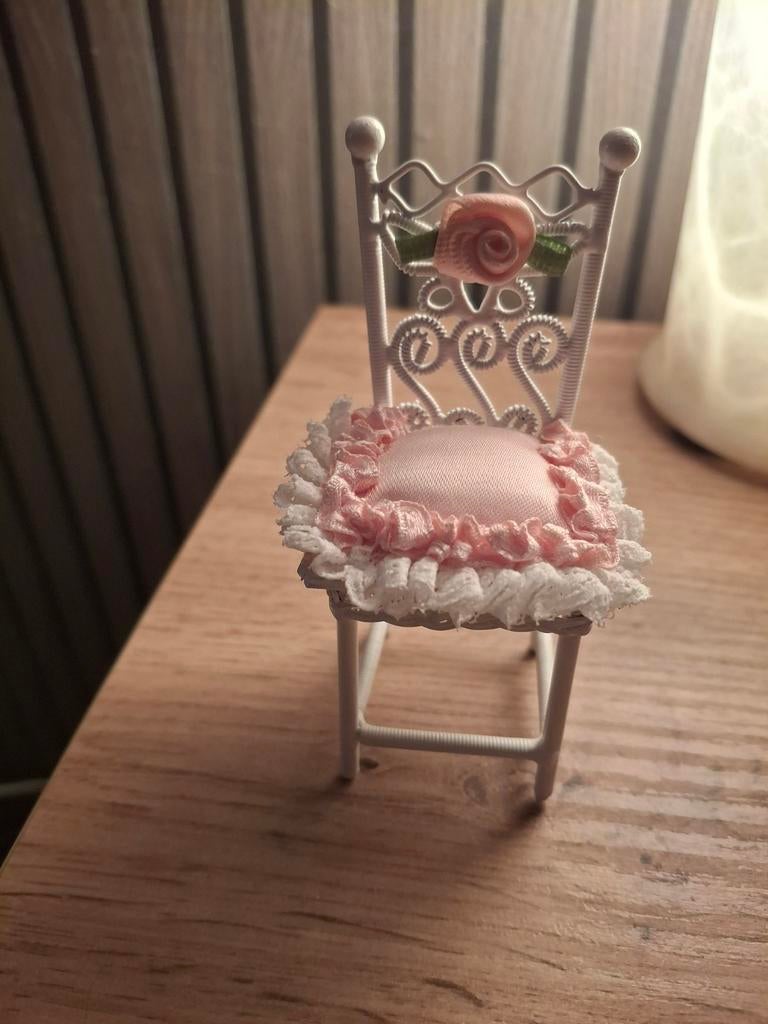Dit is een miniatuur poppenhuisstoel, vaak verzamelobjecten., Ophalen of Verzenden, Zo goed als nieuw, Poppenhuis