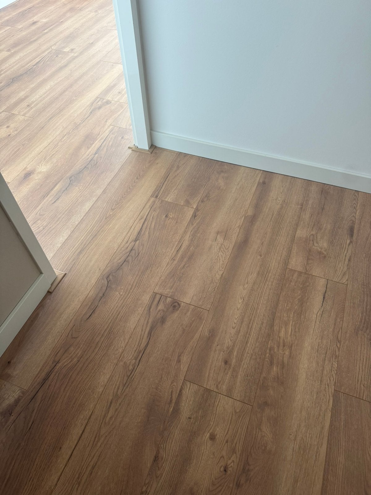 Laminaatvloer 45,8 m² + witte plinten – zelf demonteren, Ophalen, 50 tot 150 cm, Zo goed als nieuw, 10 m² of meer