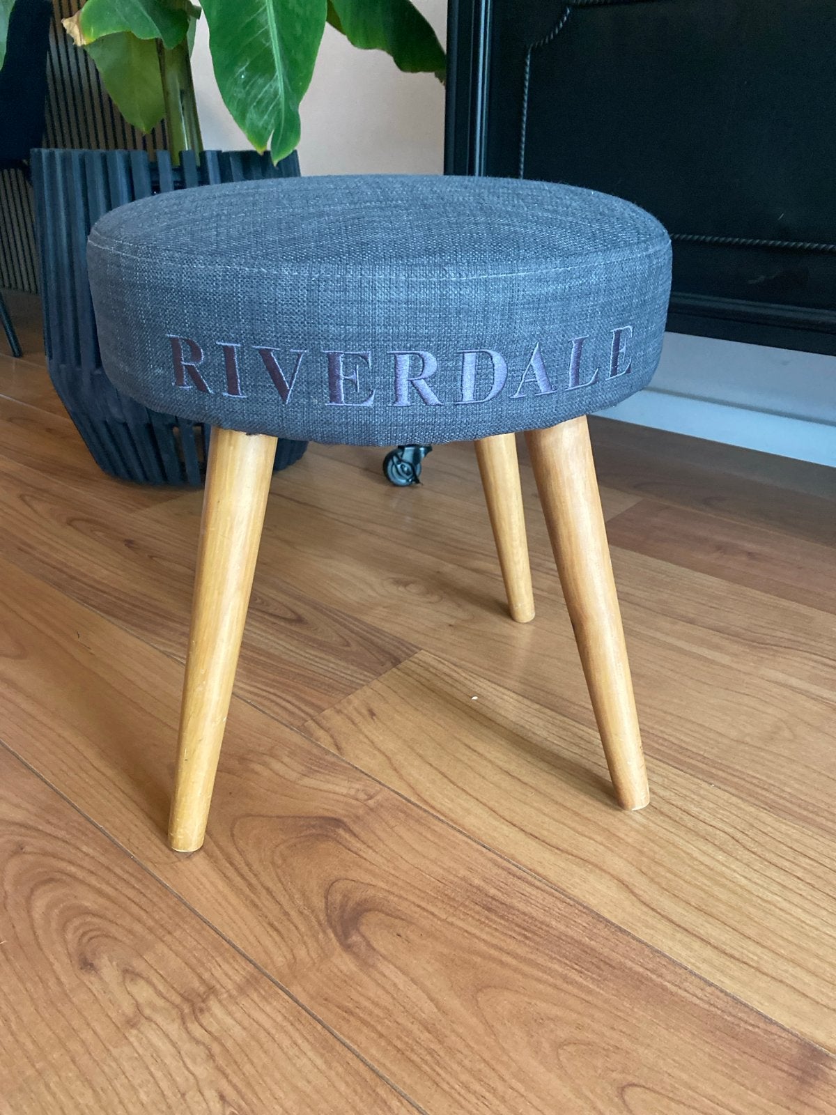 Riverdale krukje- Grijs met houten pootjes, Ophalen of Verzenden, Gebruikt, Hout