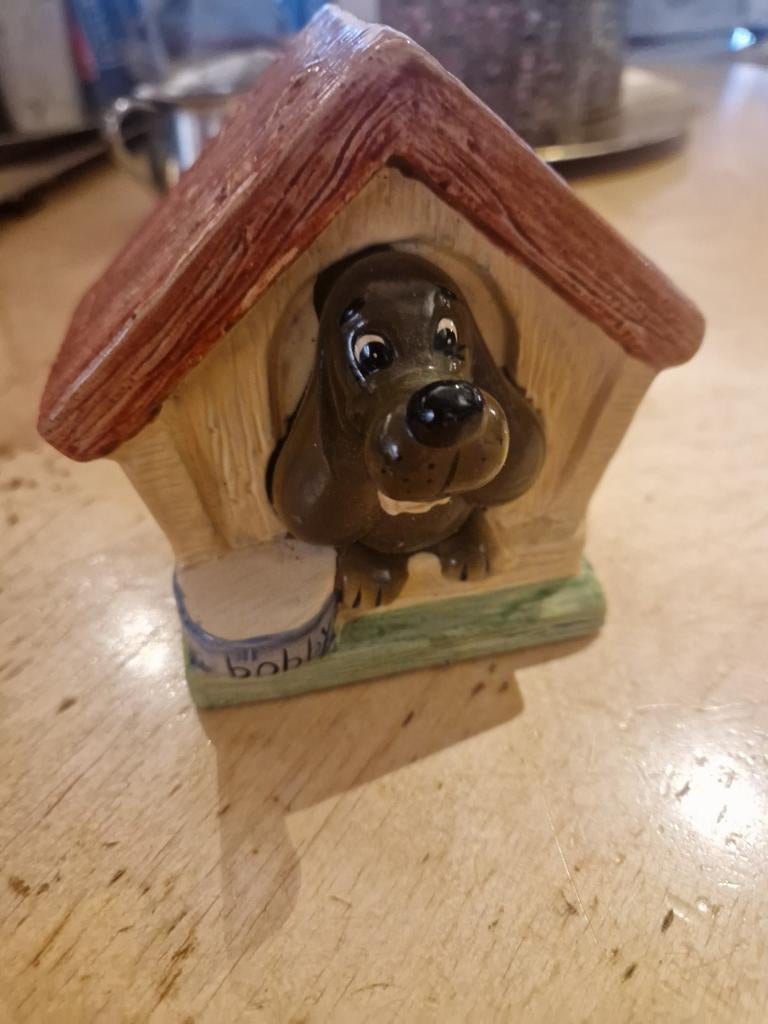 Spaarpot hondenhok met hond 'Bobby', Verzamelen, Spaarpotten, Ophalen of Verzenden