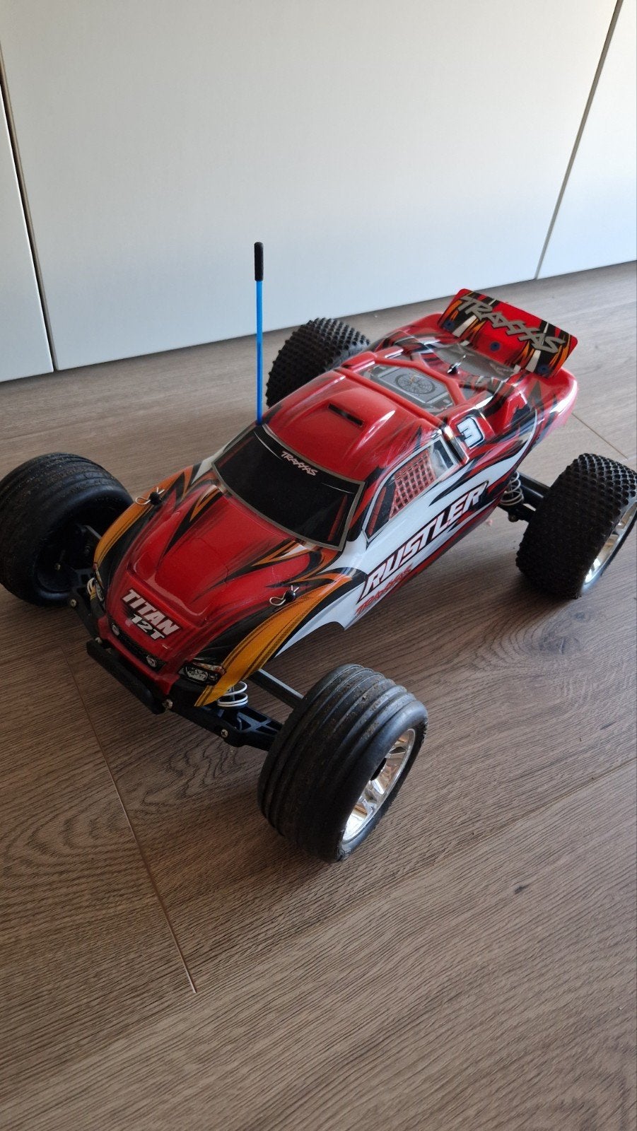Traxxas Rustler RC Auto - Zo goed als nieuw met nieuwe accu, Auto offroad, Zo goed als nieuw, RTR (Ready to Run), Overige schalen