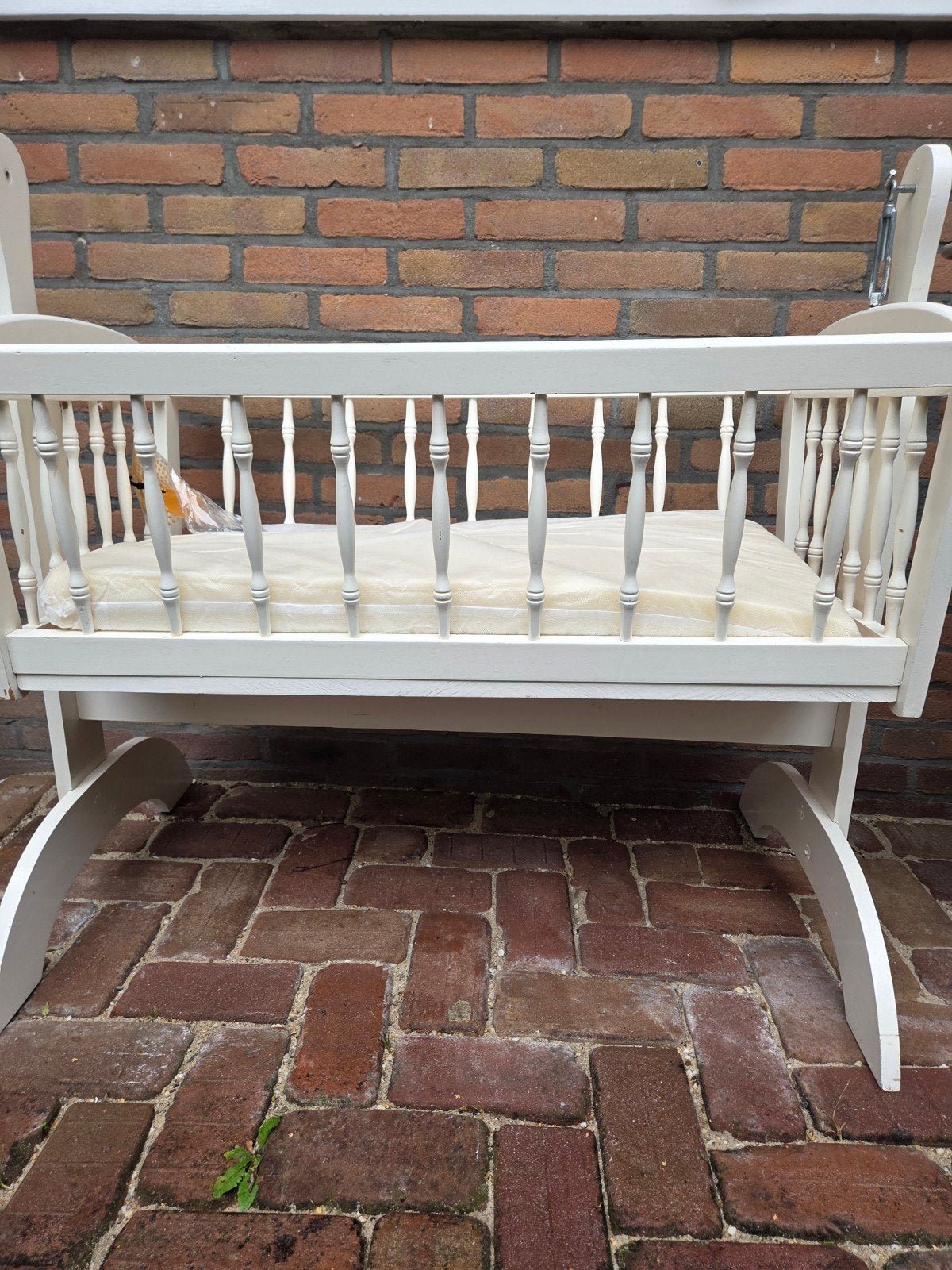 Wit houten wiegje met matrasje, Kinderen en Baby's, Babywiegjes en Ledikanten, Ophalen, Gebruikt, Wieg