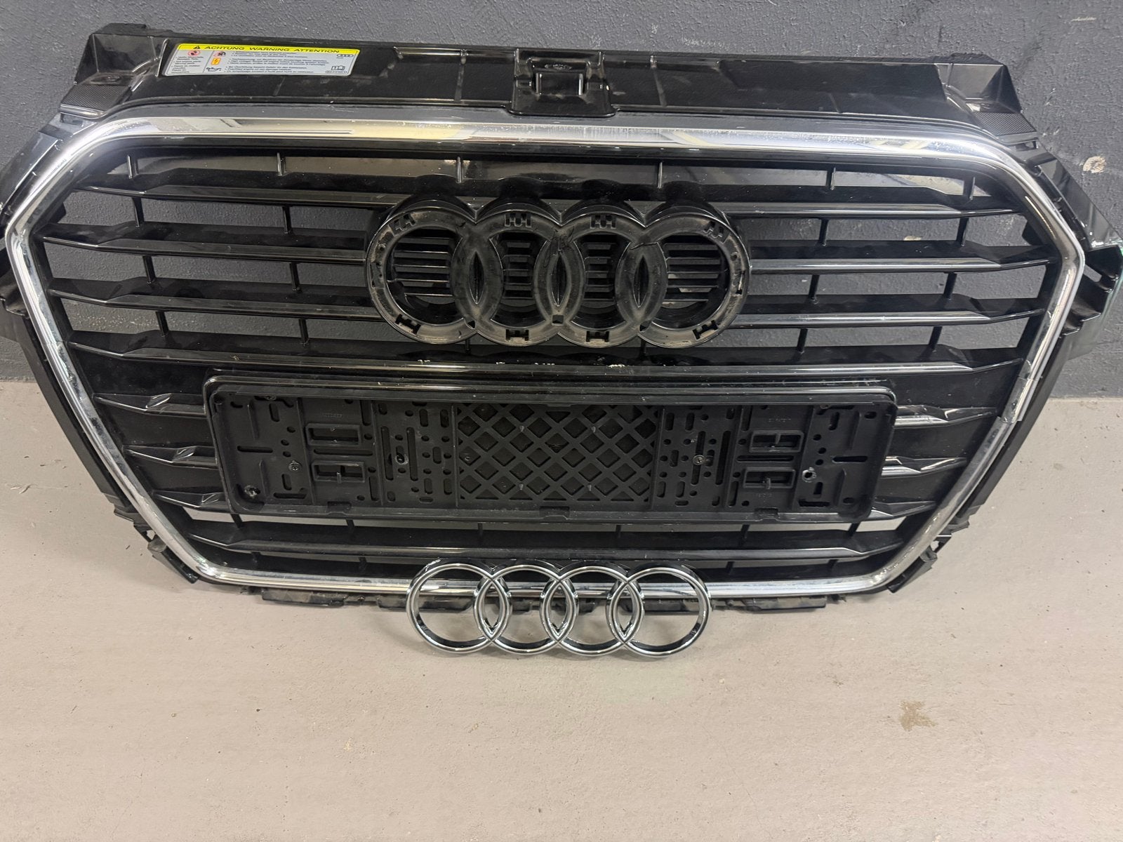 Audi A1 s-line grill - Origineel en in goede staat, Auto-onderdelen, Gebruikt, Voor, Bumper, Audi