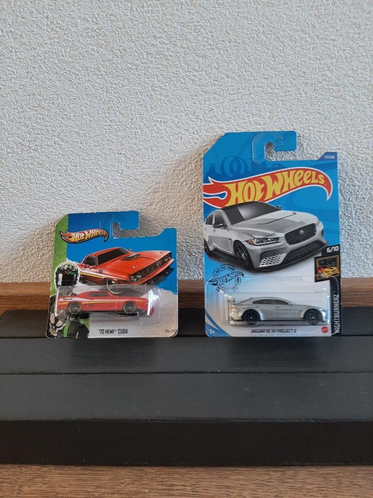 Hotwheels Hemi Cuda en Jaguar (Nightburnerz), Hobby en Vrije tijd, Modelauto's | 1:87, Ophalen of Verzenden, Zo goed als nieuw