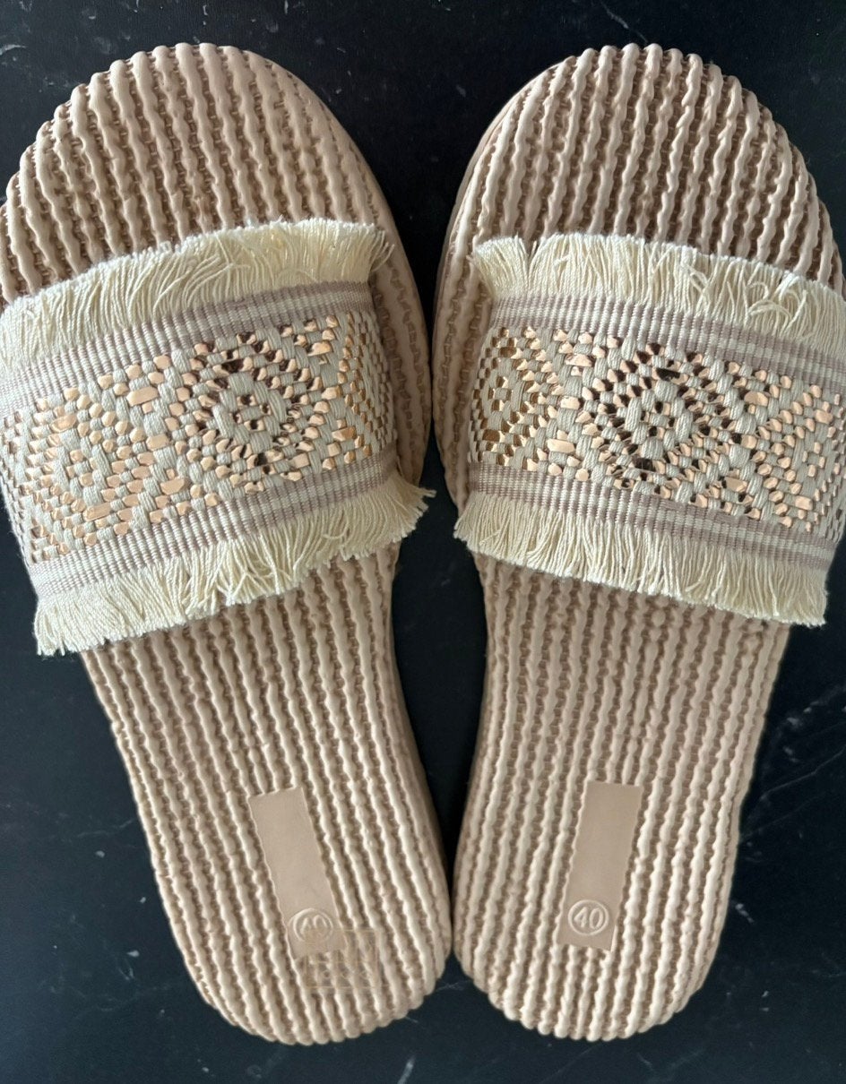 Nieuwe Comfortabele beige slippers met franjes 40, Slippers, Beige, Nieuw, Ophalen of Verzenden