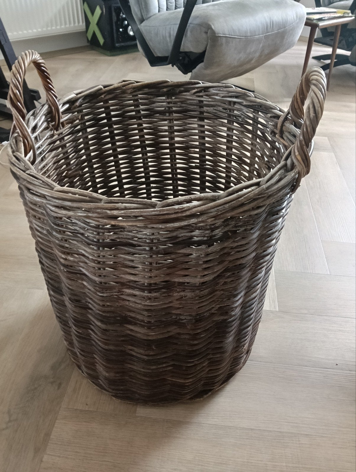 Grote rieten mand met handvatten, Huis en Inrichting, Woonaccessoires | Schalen en Manden, Ophalen, Gebruikt, Mand, Rond