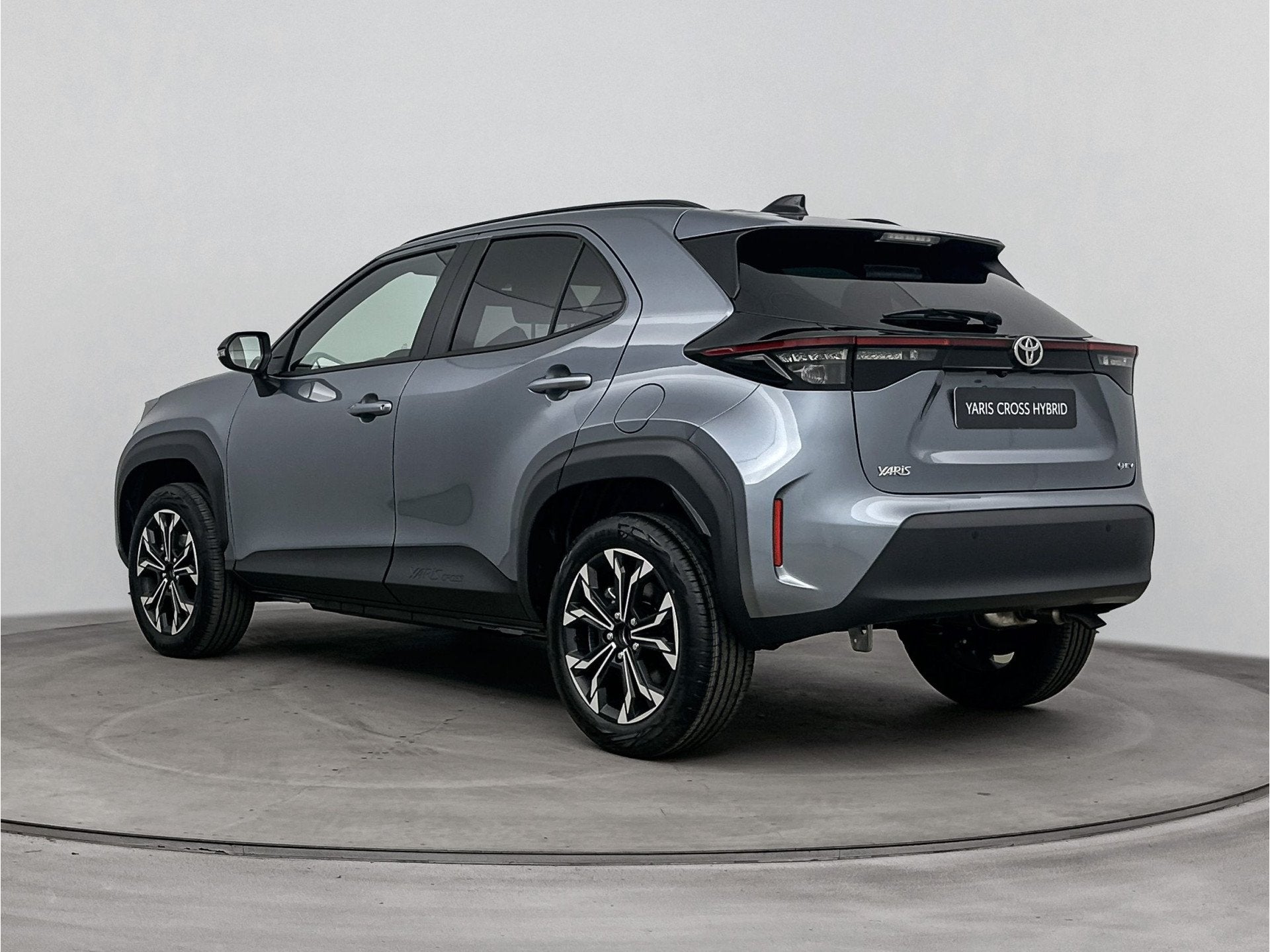 Toyota Yaris Cross 1.5 Hybrid 130 First Edition | Apple Carp, 12 maanden, Stof, Zwart, 23 km/l