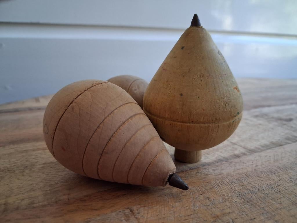 Drie oude houten tollen - Tol van hout, Antiek en Kunst, Antiek | Speelgoed, Ophalen of Verzenden