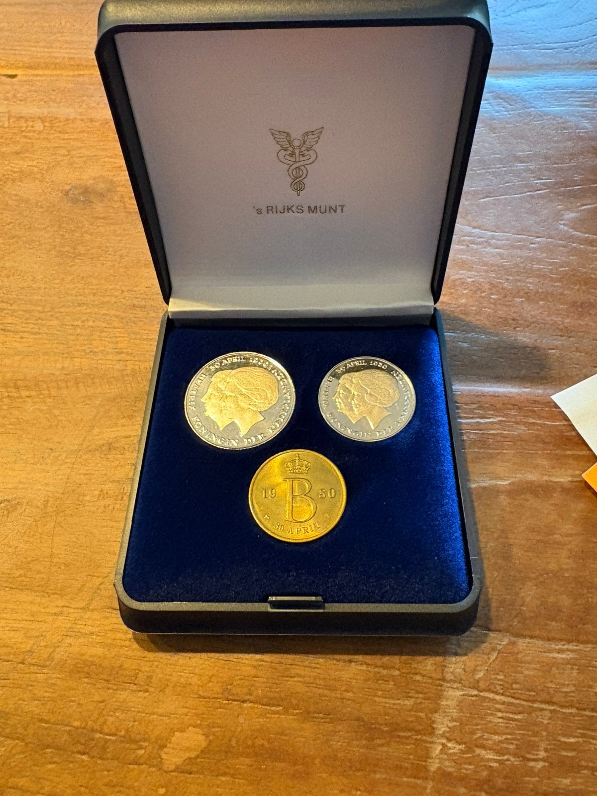 Te koop herdenkingsset van inhuldiging., Ophalen of Verzenden, Koningin Beatrix