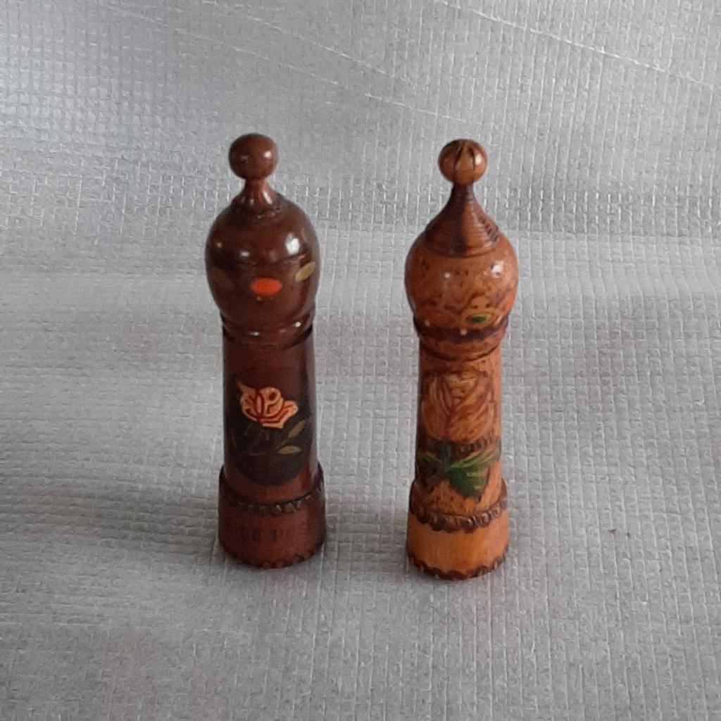 2 Bulgaarse houten parfumflesjes roos, Antiek en Kunst, Curiosa en Brocante, Ophalen of Verzenden