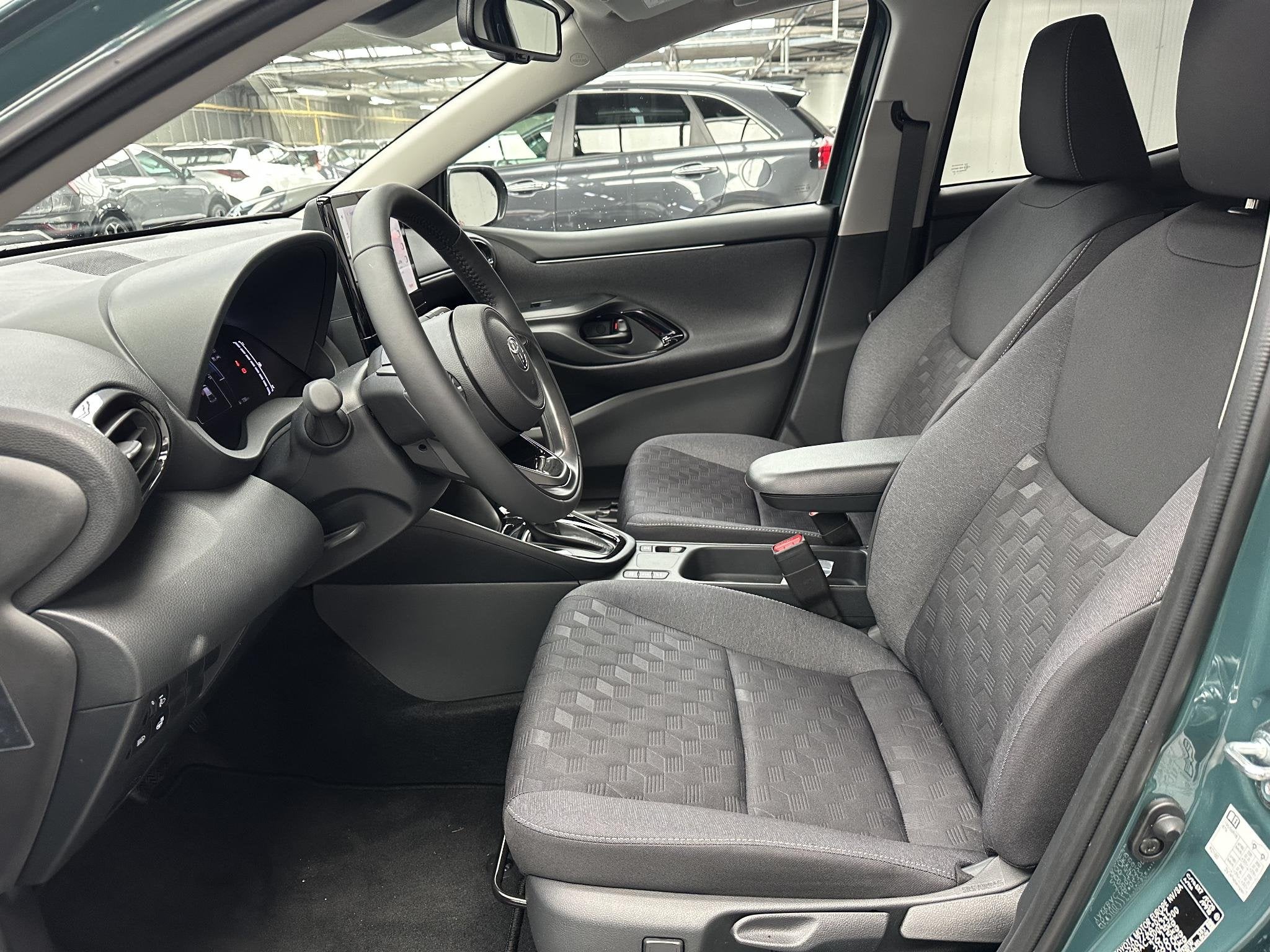 Toyota Yaris 1.5 Hybrid 115 Dynamic, Gebruikt, Bedrijf, Hybride Elektrisch/Benzine, 3 cilinders