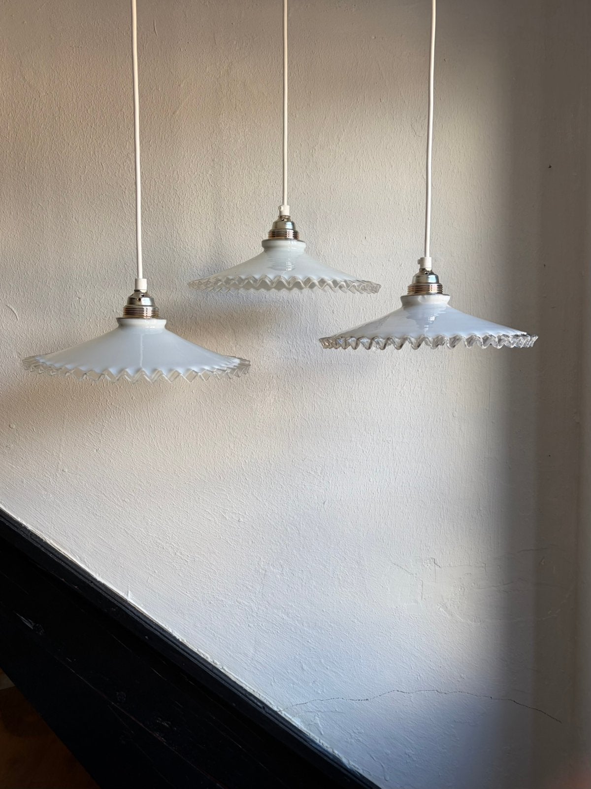 Vintage 3 set Franse wit melkglas glazen kartel hanglamp, Ophalen of Verzenden, Zo goed als nieuw, Glas
