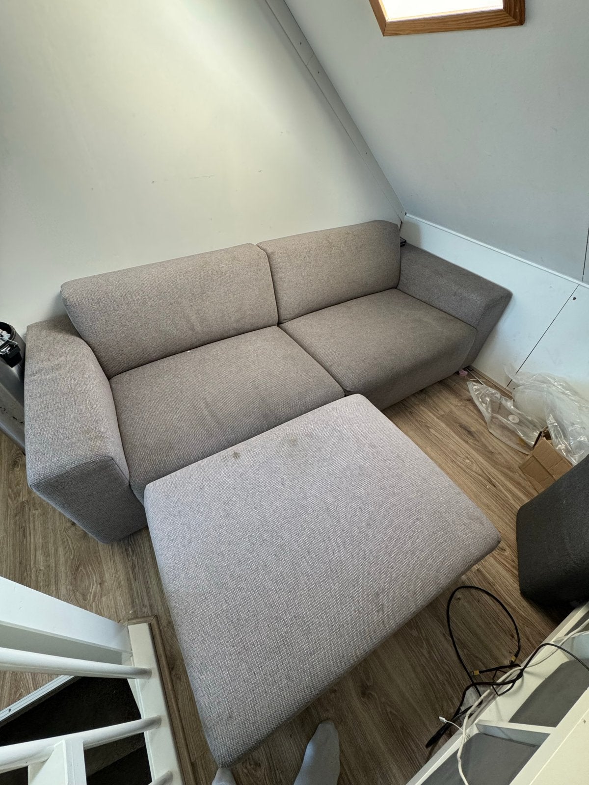 Grijze driepersoonsbank met poef montel, Ophalen, Gebruikt, Tweepersoons, 75 tot 100 cm