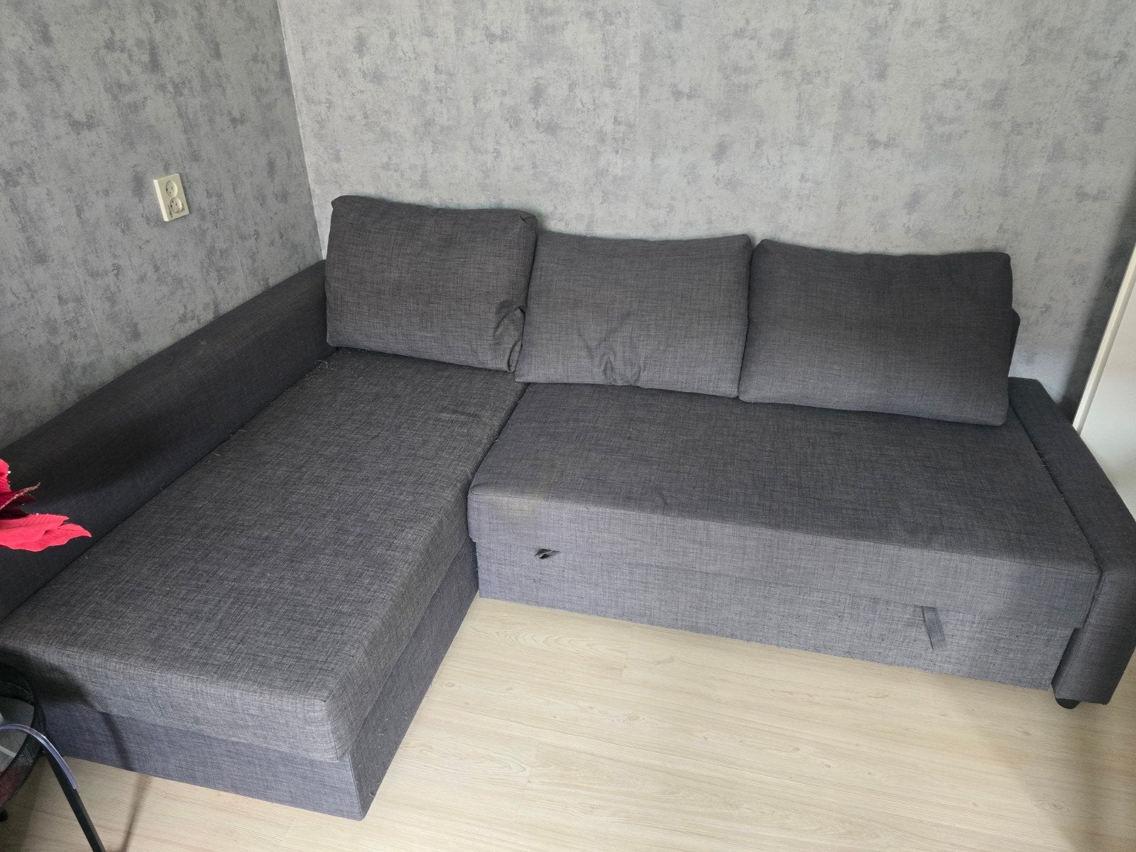 Grijze hoekbank met slaapfunctie en opbergruimte, Huis en Inrichting, Banken | Bankstellen, Gebruikt, 125 tot 150 cm, Modern, Functioneel
