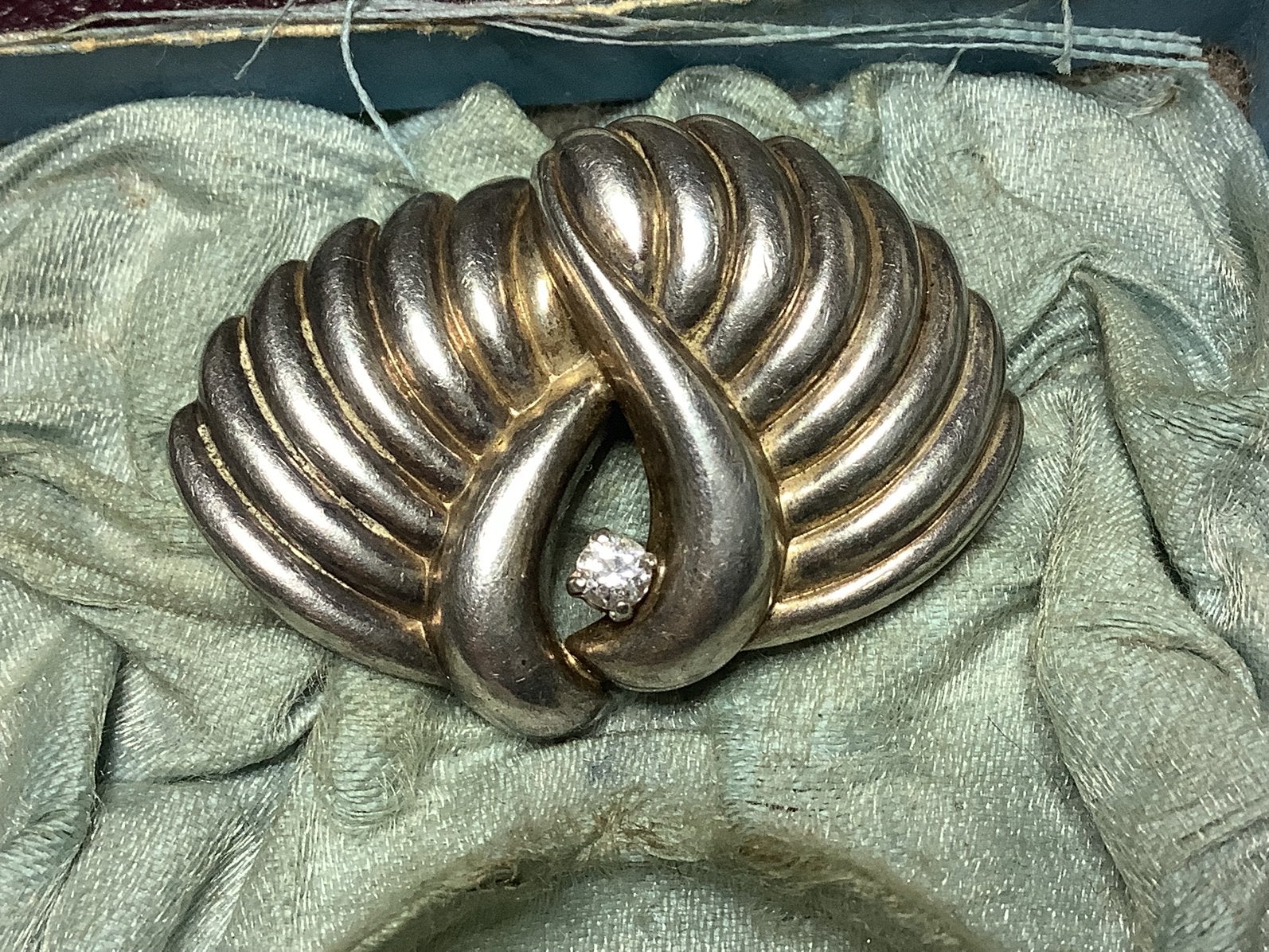 GEHAMERDE 925 ZILVEREN BROCHE MET WITTE EDELSTEEN, Verzenden, Zilver, Broche, Met edelsteen
