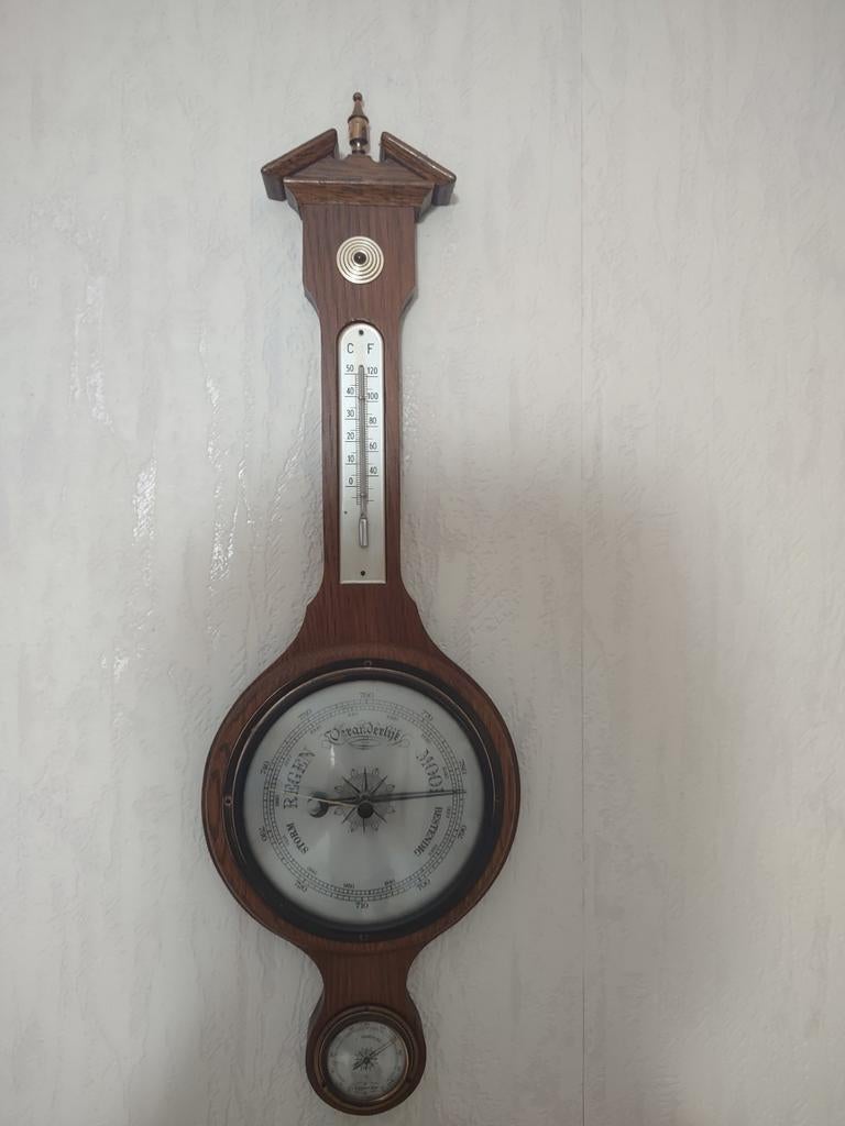 Houten weerstation met barometer en thermometer, Ophalen