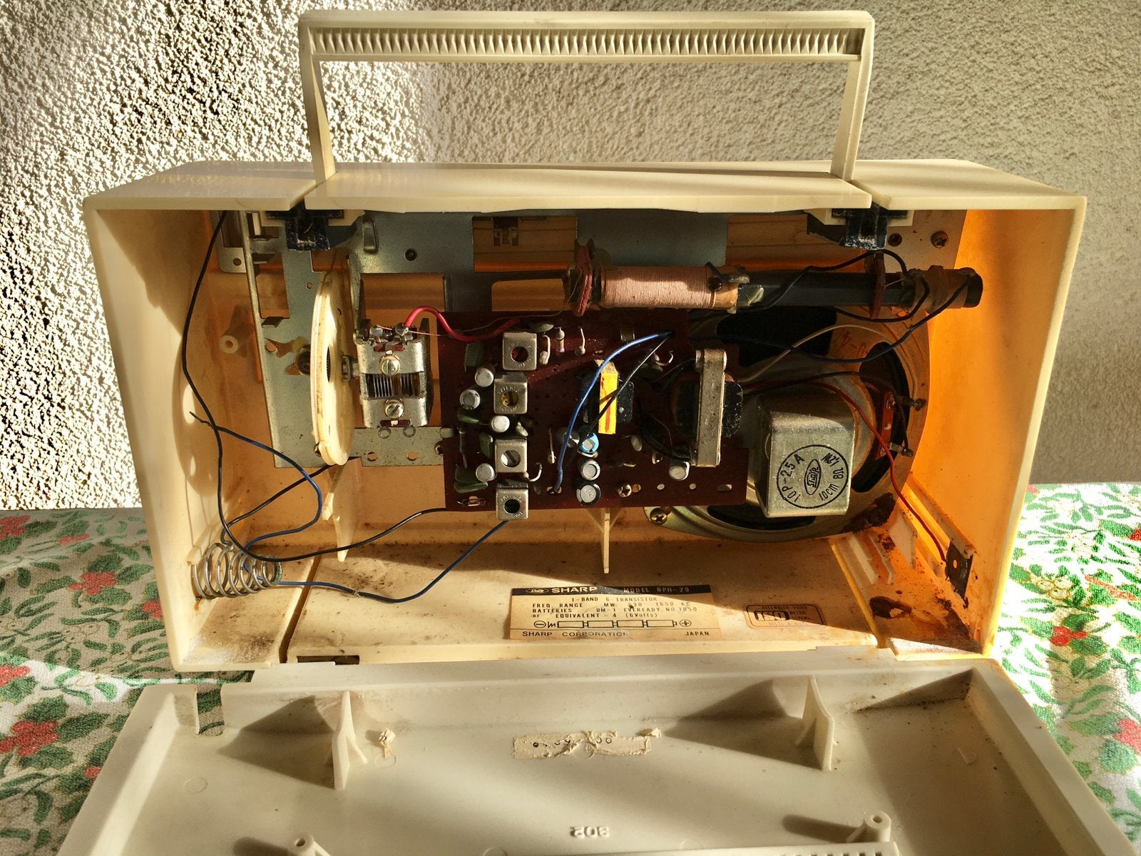 Oude transistor radio sharp spelend vaste pr incl vzk, Ophalen of Verzenden, Radio