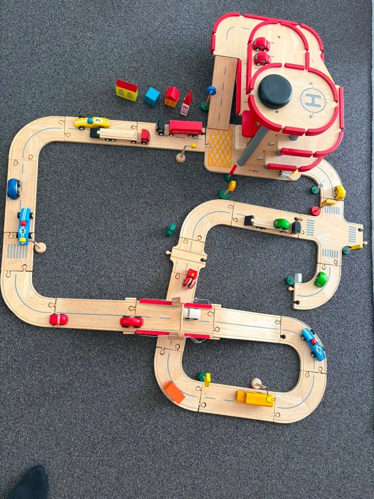 PlanToys houten garage en autobaan met veel accessoires, Ophalen, Gebruikt, Rij- of Hobbelspeelgoed
