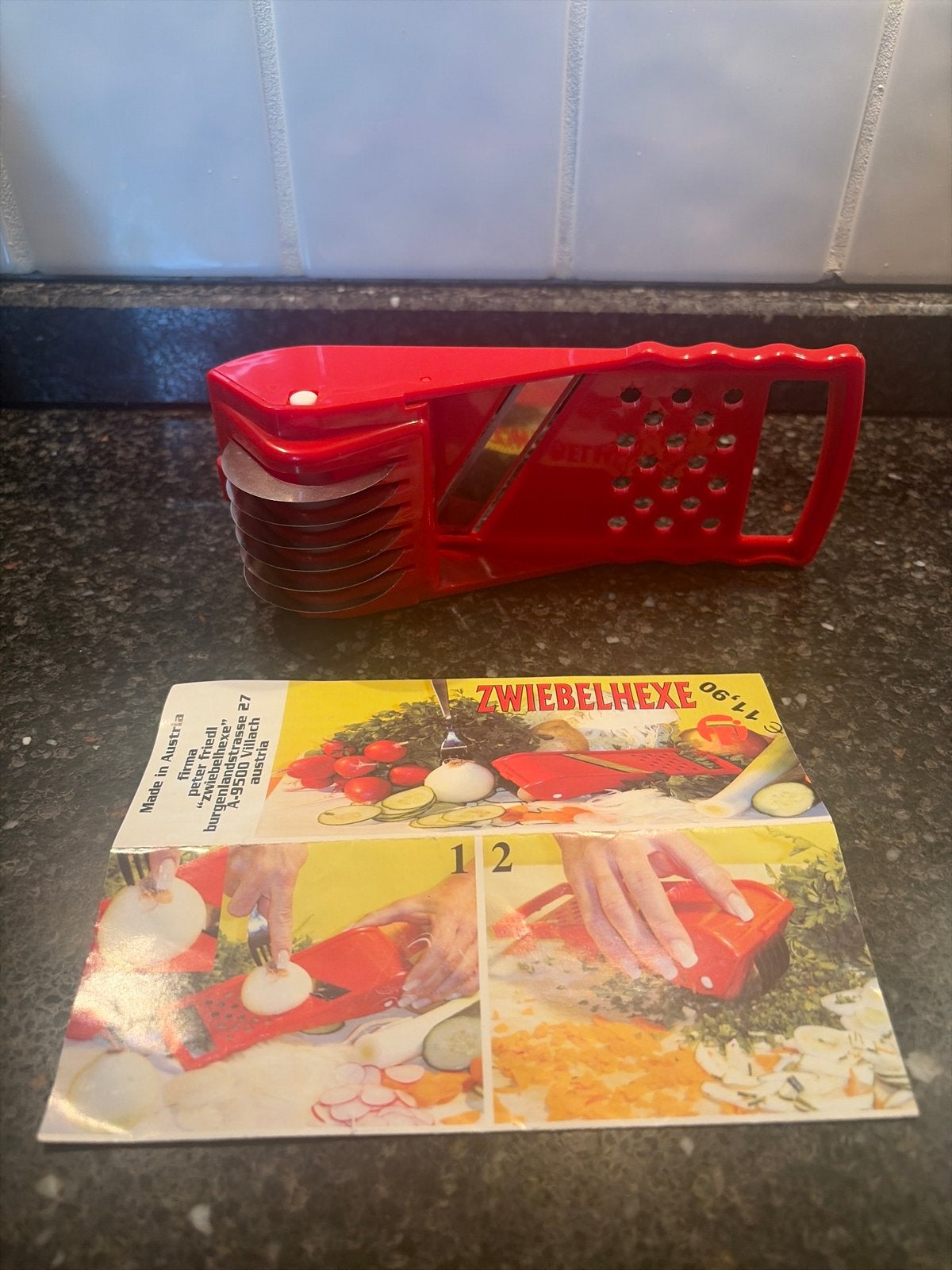 Zwiebelhexe - Rode uiensnijder/mandoline - Nieuw in doos, Overige typen, Kunststof, Nieuw, Ophalen of Verzenden
