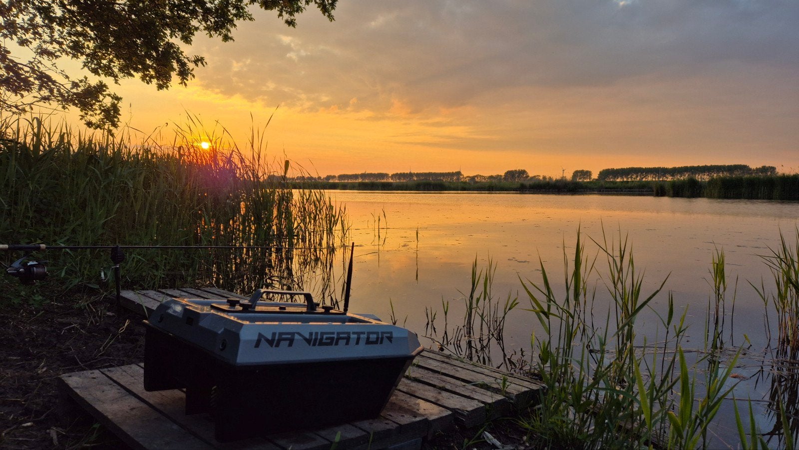 Navigator Voerboot Nardo Gray,raymarine dragonfly pro+gps,, Watersport en Boten, Hengelsport | Karpervissen, Ophalen of Verzenden