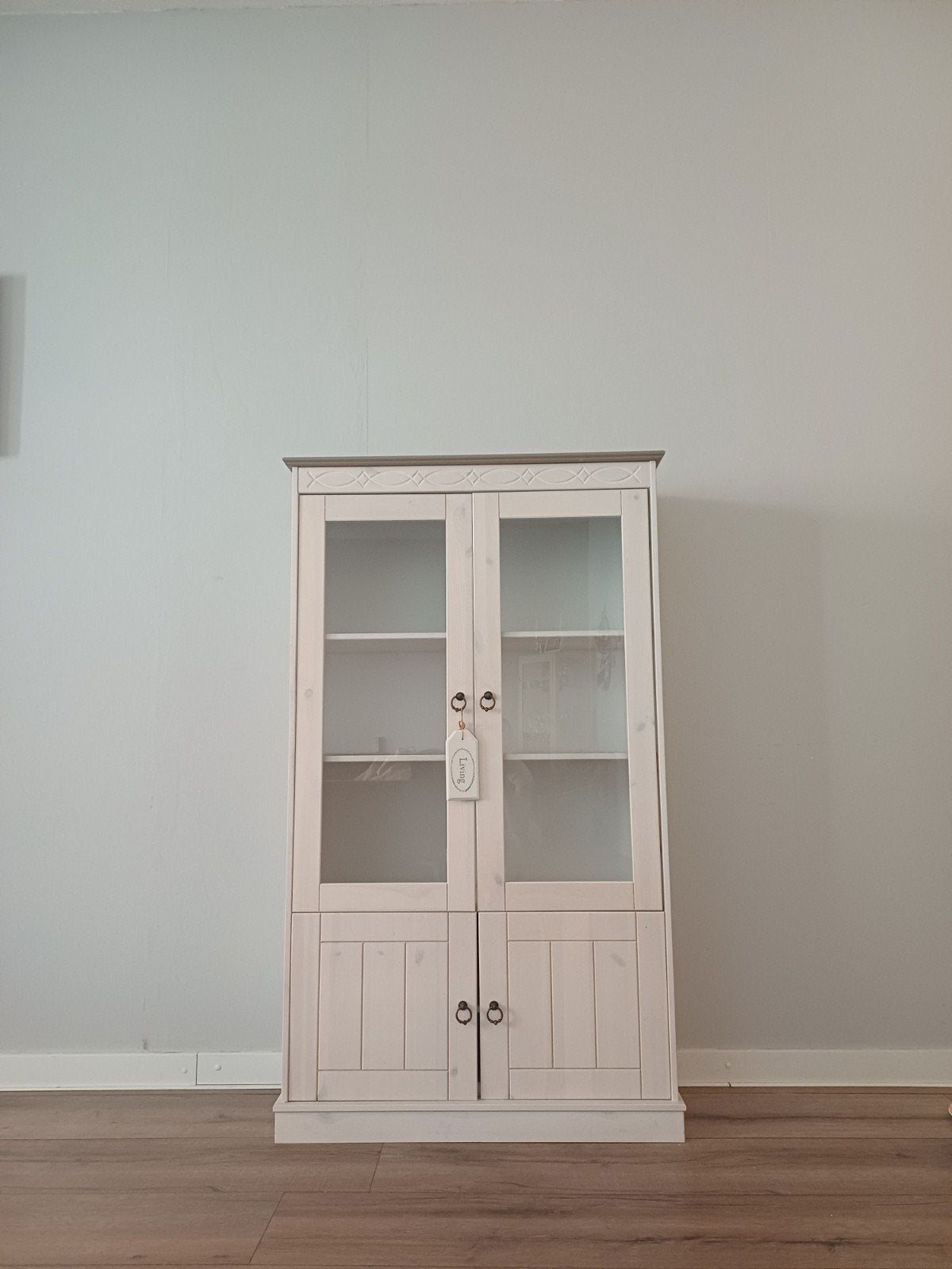 Witte vitrinekast met glazen deuren en planken, Ophalen, Met deur(en), Glas, 50 tot 100 cm