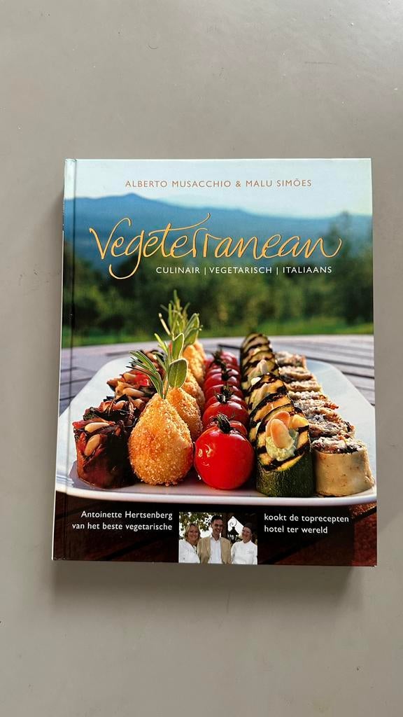 Malu Simões - Vegeterranean - Hardcover, Boeken, Kookboeken, Italië, Vegetarisch, Malu Simões; Alberto Musacchio, Ophalen of Verzenden