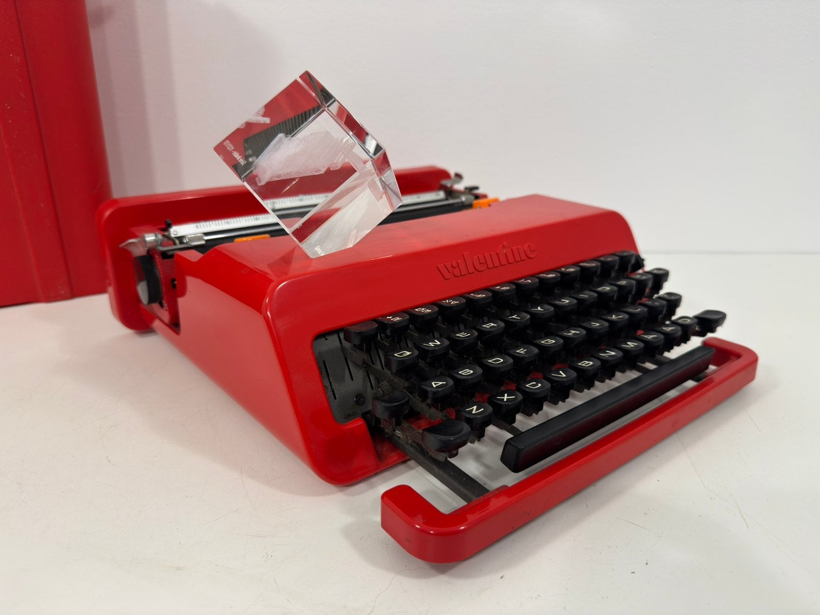 Olivetti Valentine Typemachine – met Limited Edition Cube, Diversen, Typemachines, Ophalen of Verzenden, Zo goed als nieuw