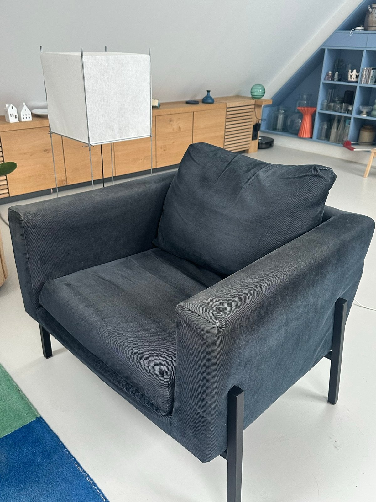 Comfortabele donkerblauwe fauteuil met metalen poten, Ophalen, Gebruikt, Stof, 75 tot 100 cm