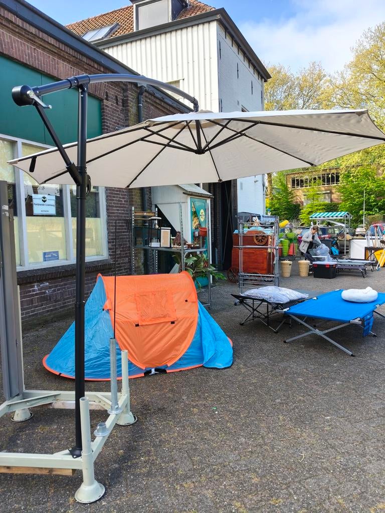 Aangeboden Nieuwe Grote Zweef Parasol kleur Taupe, Ophalen, Nieuw, Zweefparasol
