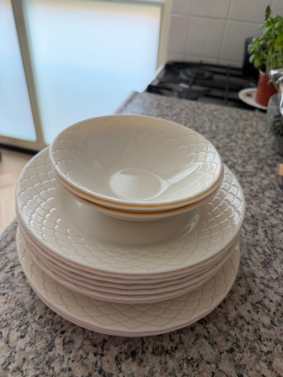 Crèmekleurig servies met visschubbenpatroon en gouden rand, Ophalen, Keramiek, Zo goed als nieuw, Modern