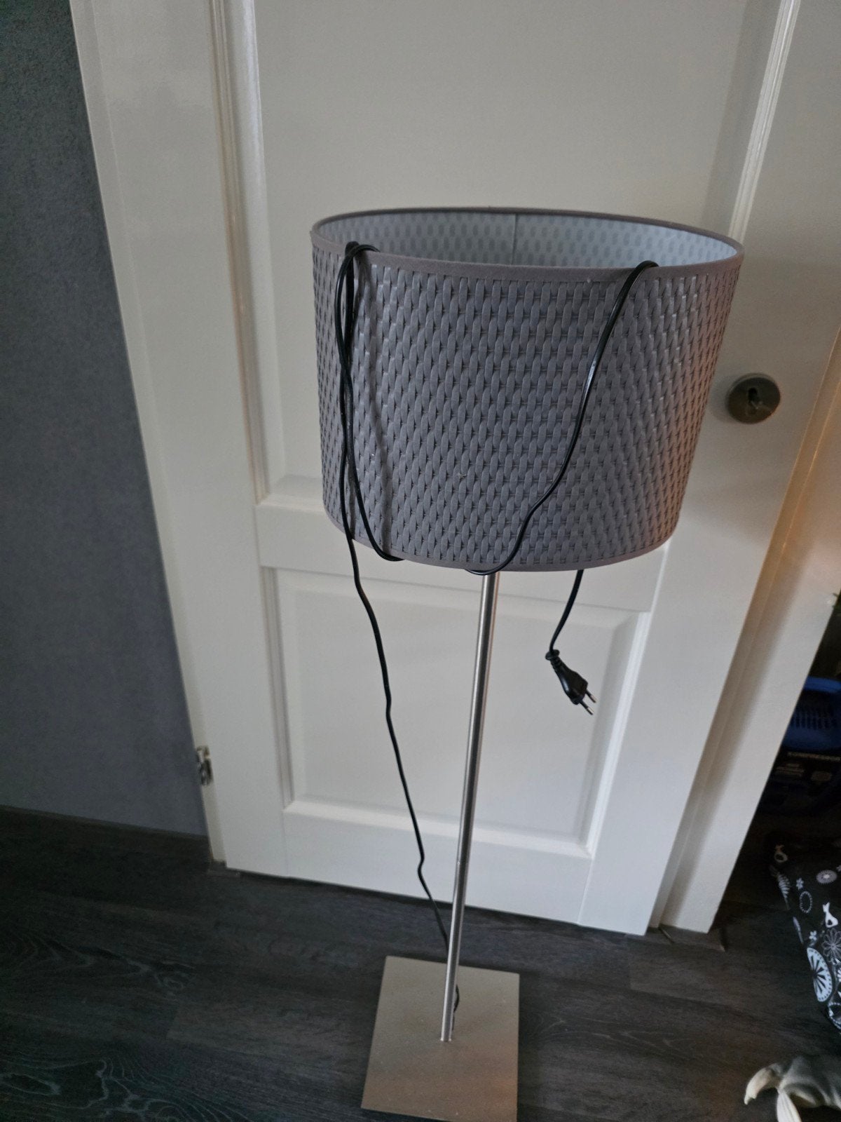 2 Stijlvolle Staande Lampen met Grijze Kap, Gebruikt, Modern, Industrieel, Ophalen of Verzenden, Metaal