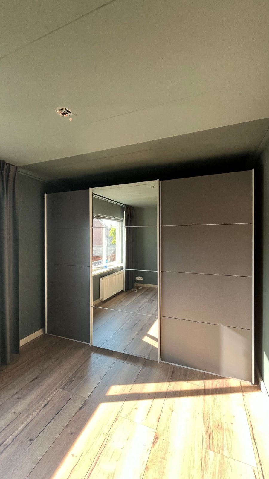 Grote kledingkast met spiegel en schuifdeuren, Huis en Inrichting, Ophalen, Met plank(en), 200 cm of meer, Zo goed als nieuw
