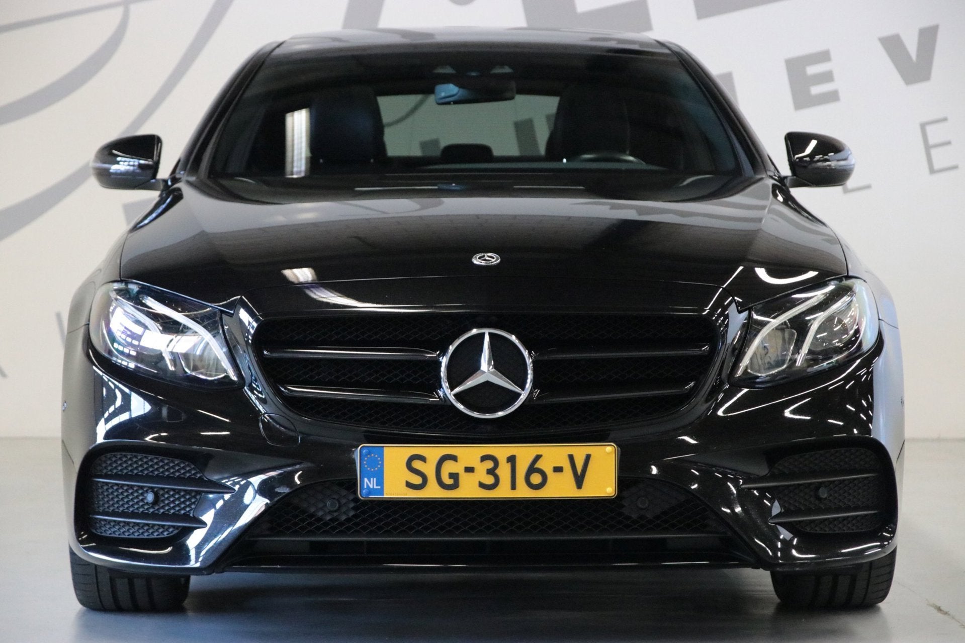 Mercedes-Benz E-klasse 200 AMG-pakket/ Burmester/ Panoramada, Automaat, Gebruikt, 4 cilinders, Zwart