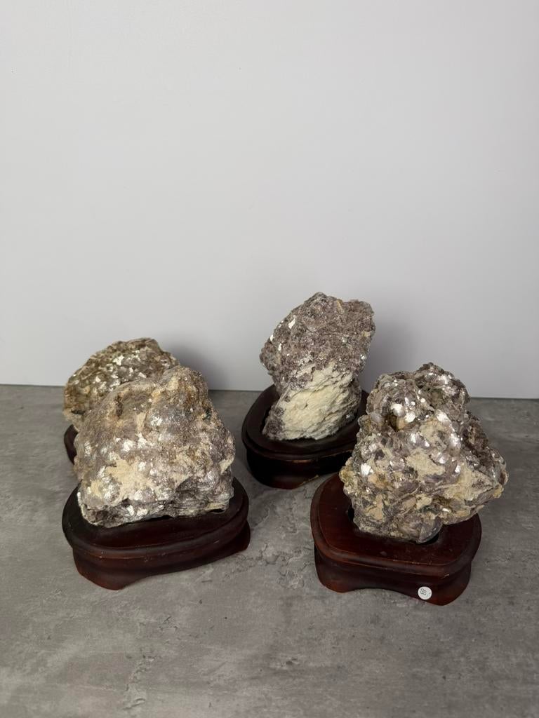 Lepidoliet in houten standaard., Ophalen of Verzenden, Mineraal