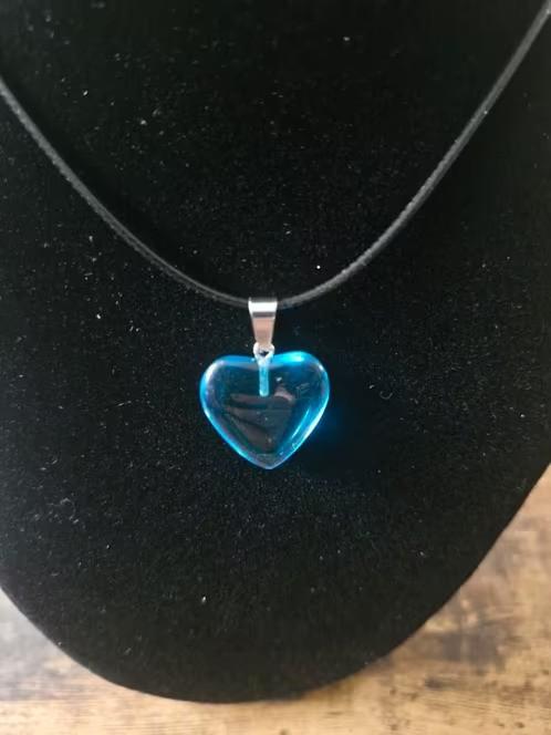 Ketting Met lichtblauw stenen hart h3, Sieraden, Tassen en Uiterlijk, Kettingen, Verstelbaar, Blauw, Onbekend, Ophalen of Verzenden