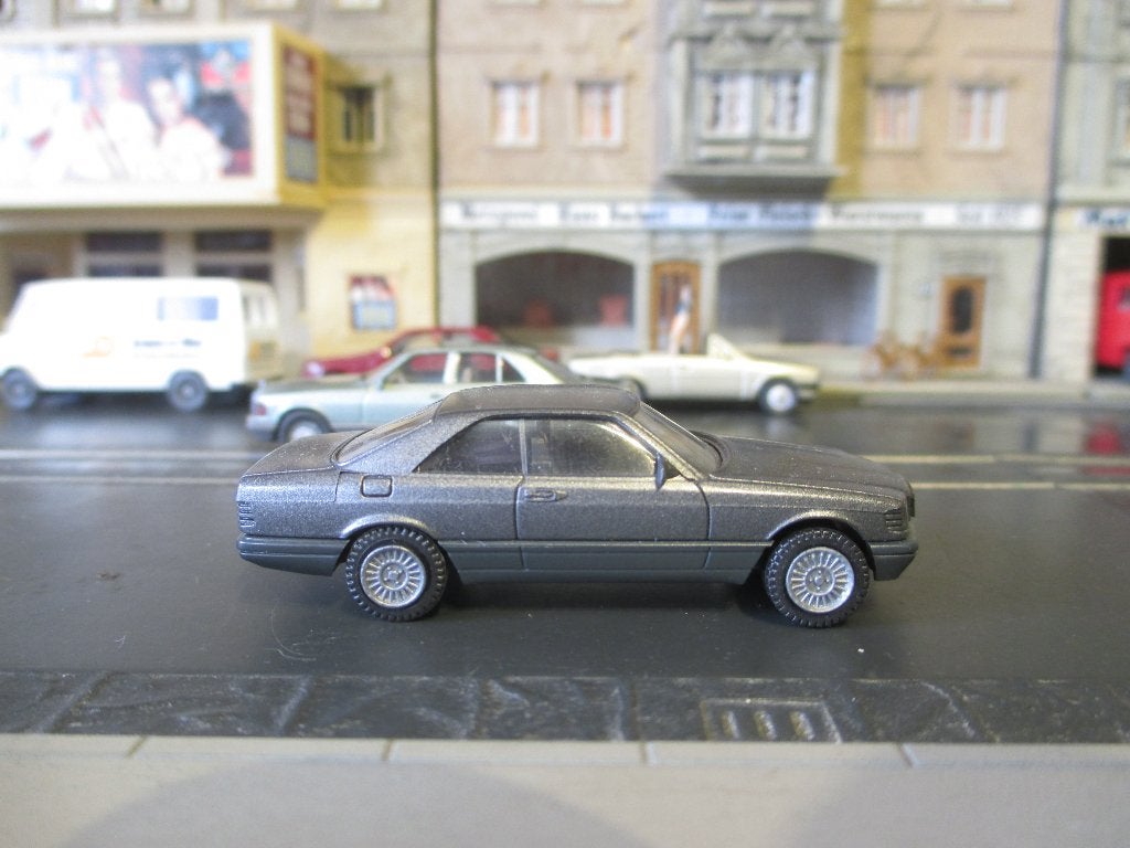 Mercedes Benz C126 500 SEC rookgrijs-metallic met BBS velgen, Hobby en Vrije tijd, Modelauto's | 1:87, Ophalen of Verzenden, Zo goed als nieuw
