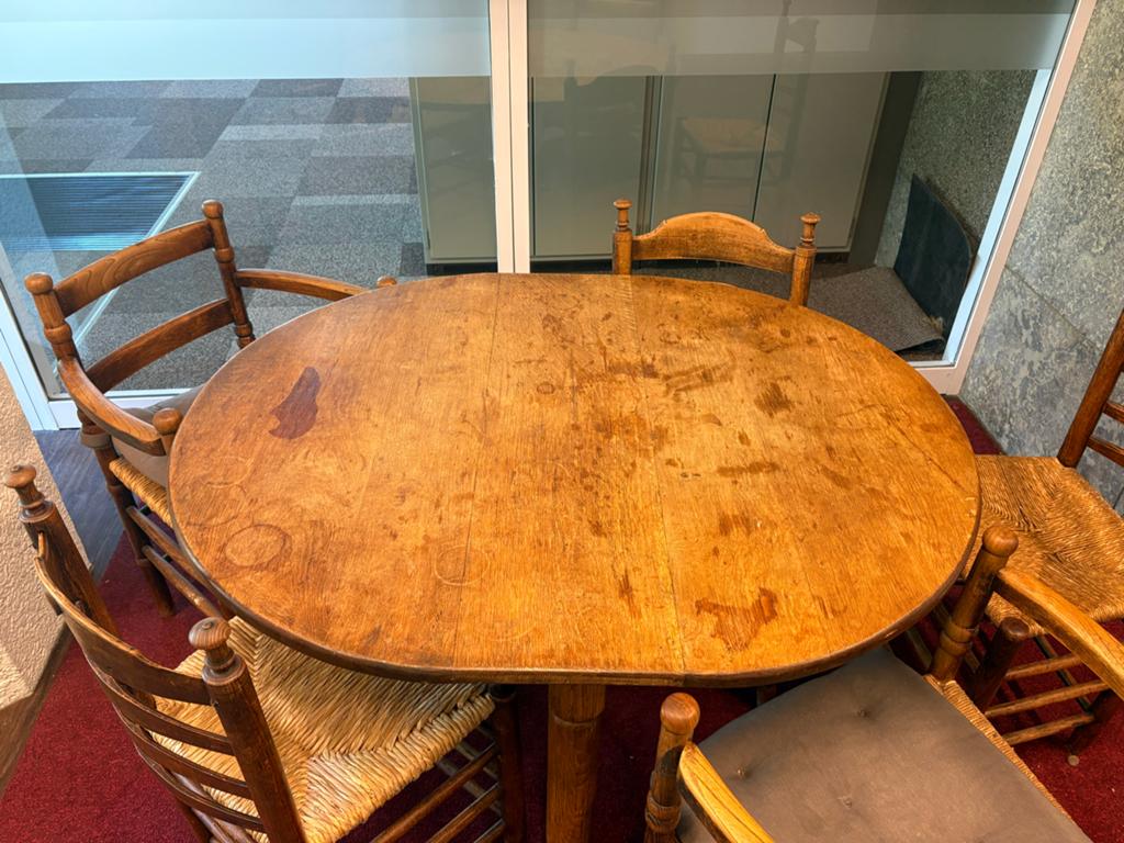Gratis eettafel met 5 stoelen - Ophalen in Nijmegen centrum, Huis en Inrichting, Tafels | Eettafels, Gebruikt, 100 tot 150 cm