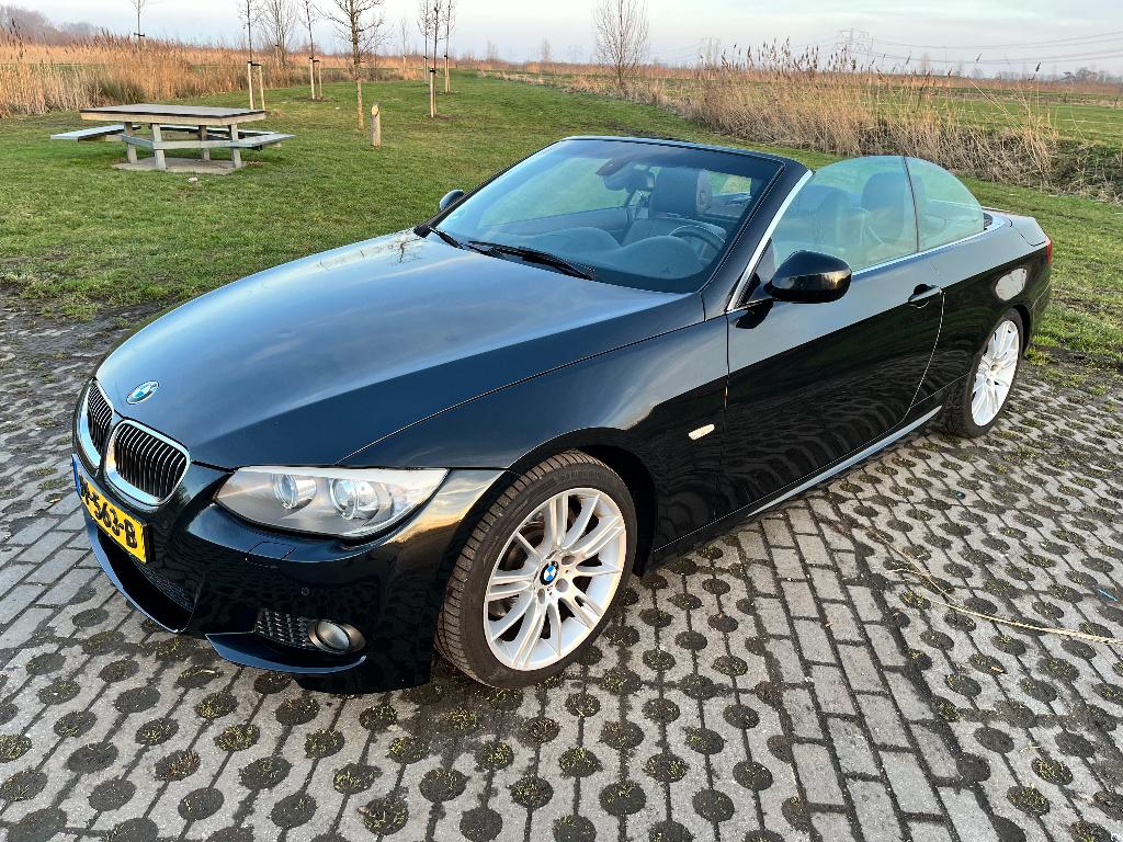BMW 330i Cabrio AUT 2011 Zwart nw. apk + voll. onderh., Auto's, BMW, Automaat, Euro 5, Achterwielaandrijving, Zwart