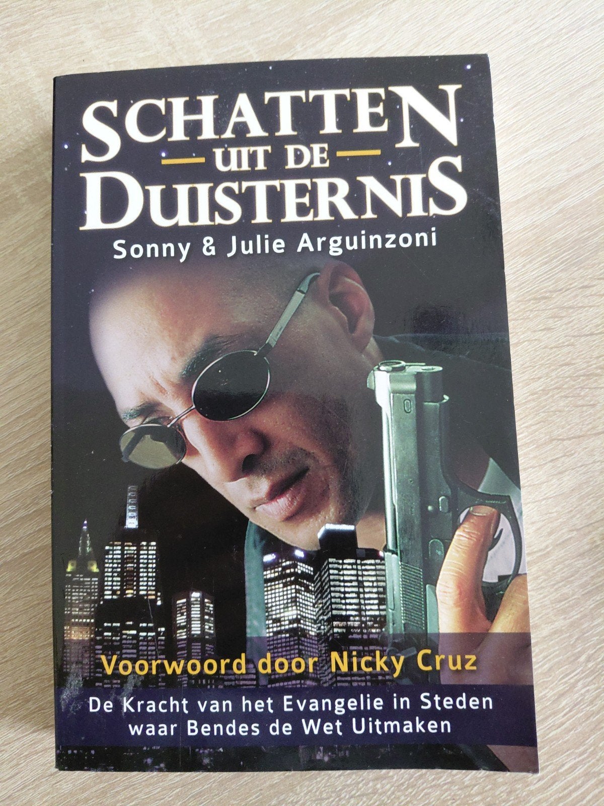 S. Arguinzoni - Schatten uit de duisternis, Ophalen of Verzenden, Zo goed als nieuw, S. Arguinzoni; J. Arguinzoni