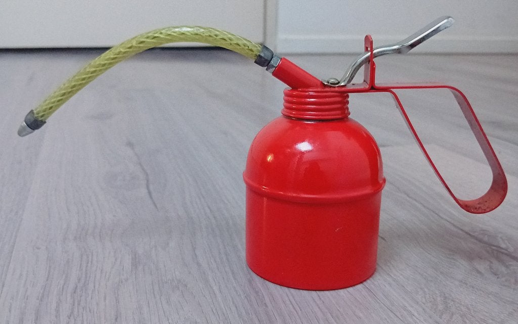 vintage rood oliespuitje +/_ 330cc, Verzenden