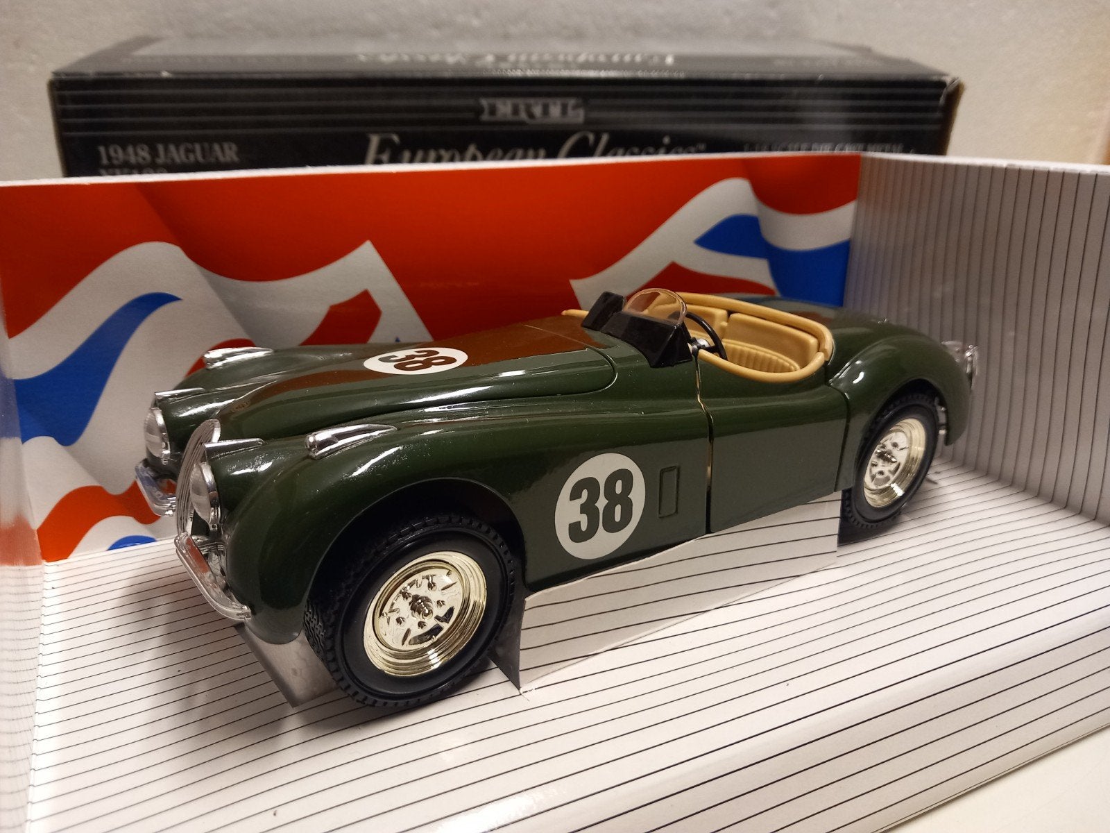 1949 Jaguar XK 120 donker groen #38 ERTL metal 1:18 KRD, Ophalen of Verzenden, Zo goed als nieuw, Auto, ERTL