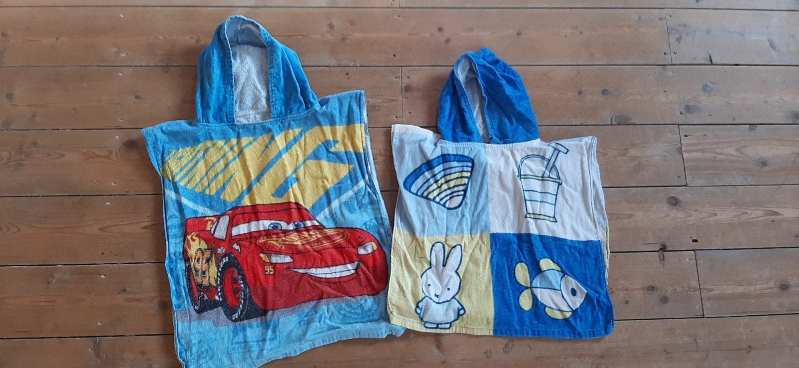 2 zwemponcho 's, Ophalen of Verzenden, Zo goed als nieuw, Jongen of Meisje, Zwemschoenen