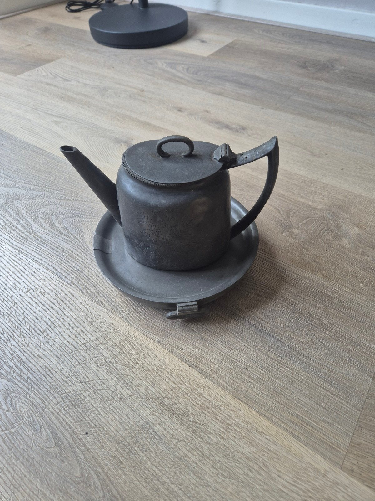 Antiek tinnen theepot met warmhoud onderzetter, Ophalen