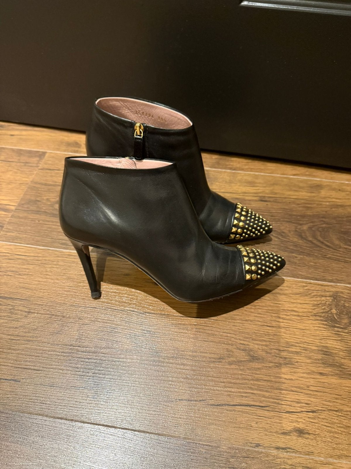 100% Originele - GUCCI - Hakken | Laarzen met Studs • 38,5, Kleding | Dames, Ophalen of Verzenden, Zo goed als nieuw, Zwart, Lage of Enkellaarzen