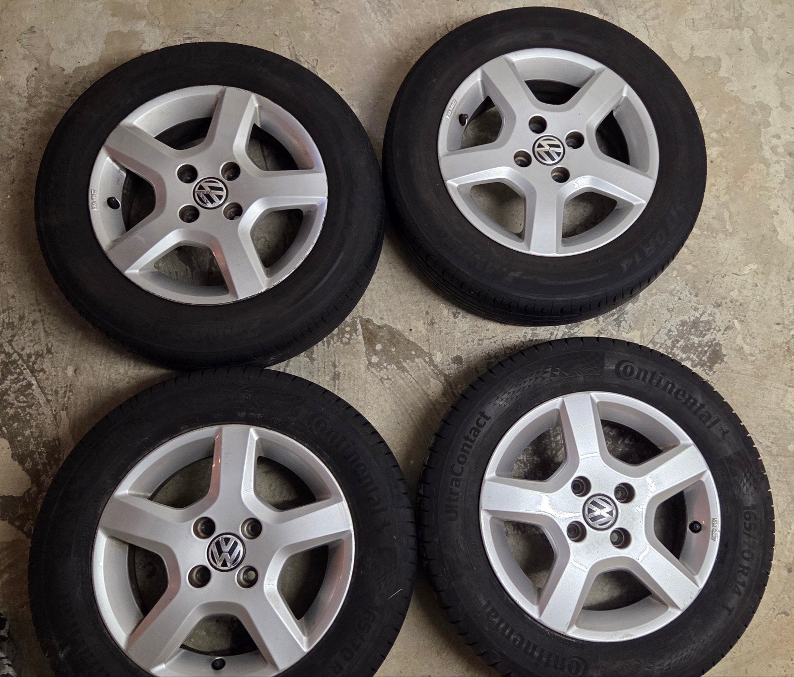 4 originele VW UP! Borbet velgen met z.g.a.n. banden, Ophalen, 14 inch, Gebruikt, Banden en Velgen