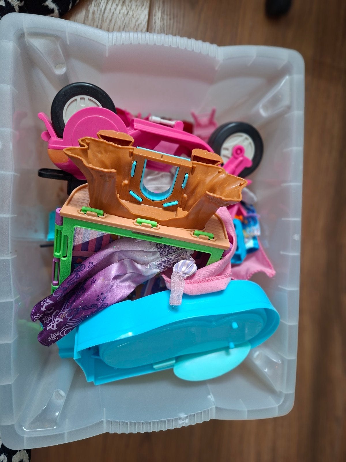 Diverse Barbie spullen: meubels, kleding en accessoires, Kinderen en Baby's, Ophalen, Gebruikt, Barbie