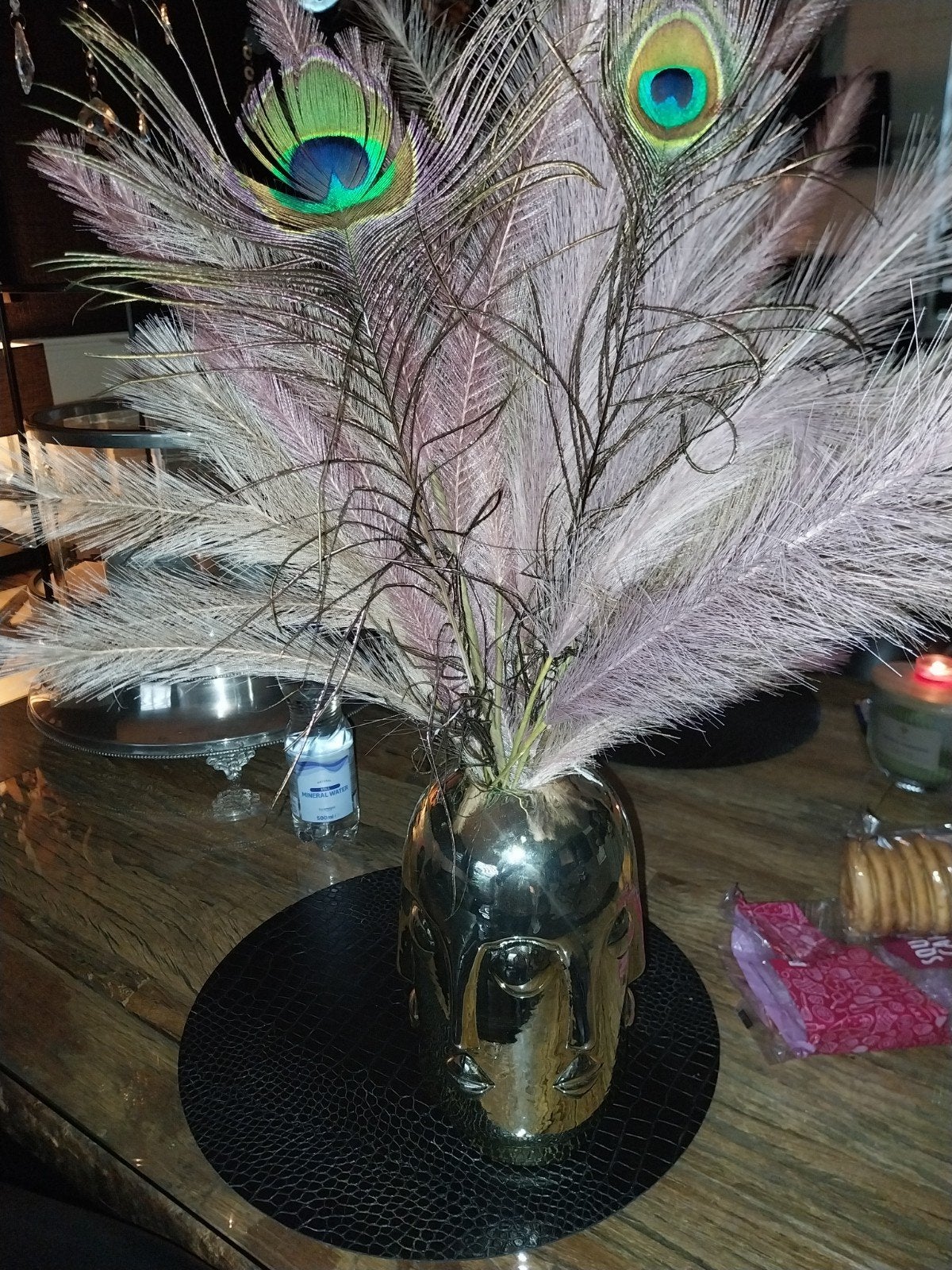Gouden vaas met pauwenveren en roze/witte pluimen, Huis en Inrichting, Woonaccessoires | Vazen, Inclusief decoratie, Ophalen of Verzenden