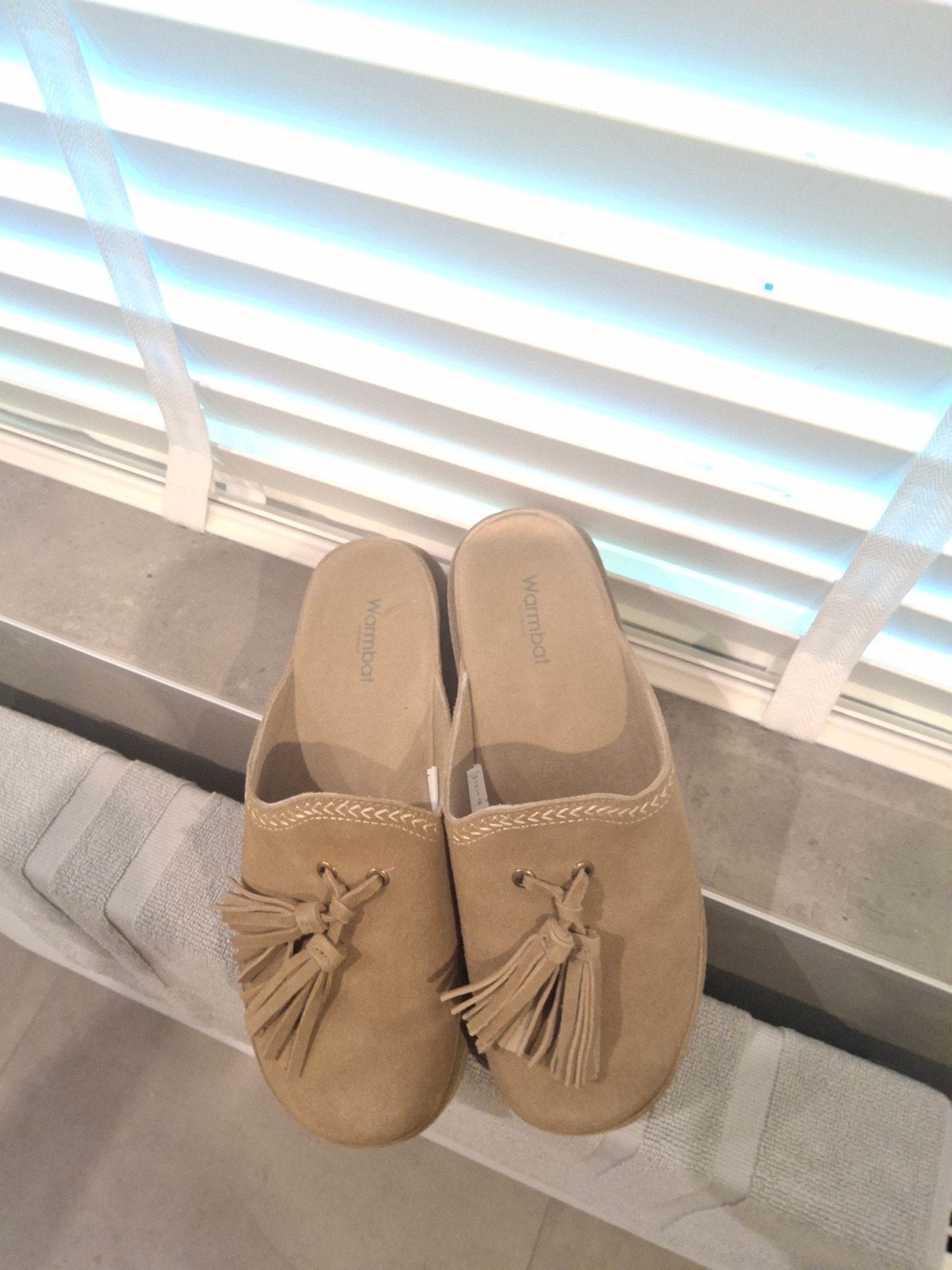 Warmbat pantoffels met kwastjes, maat 39, Ophalen of Verzenden, Zo goed als nieuw, Beige, Pantoffels of Sloffen
